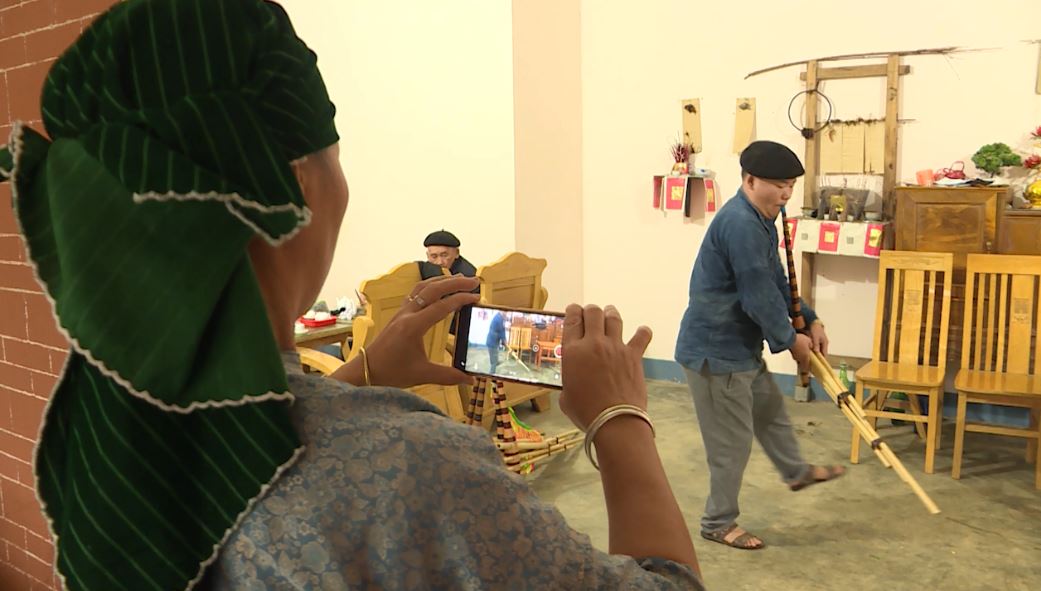 Linh hoạt hình thức kinh doanh Khèn Mông qua mạng
