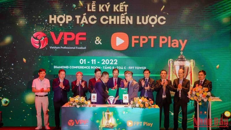 Khán giả phải trả phí xem truyền hình bóng đá chuyên nghiệp Việt Nam