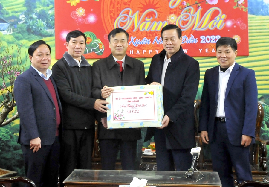 Chủ tịch UBND tỉnh Nguyễn Văn Sơn thăm, chúc Tết tại Xín Mần