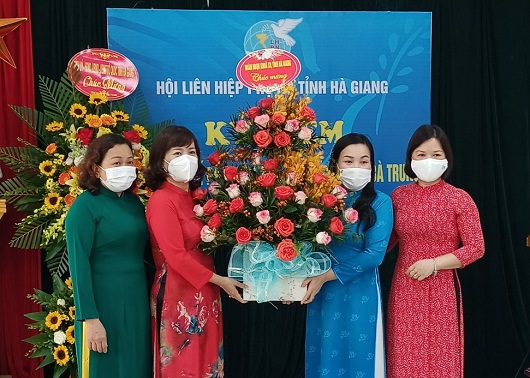 Phó Trưởng đoàn ĐBQH khoá XV tỉnh Hà Giang Lý Thị Lan thăm, tặng hoa chúc mừng Hội LHPN tỉnh nhân ngày 8/3
