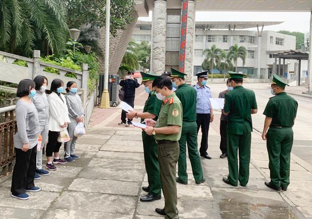 Tiếp tục tiếp nhận 4 công dân do Trung Quốc trao trả
