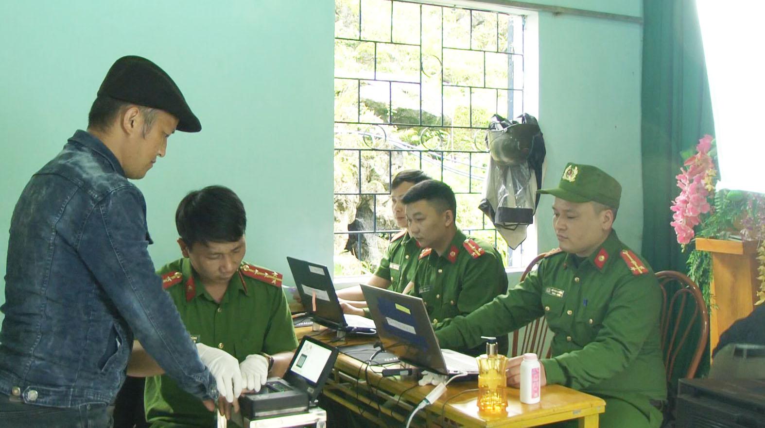 Quản Bạ: Tinh thần quyết tâm trong cấp thẻ căn cước công dân