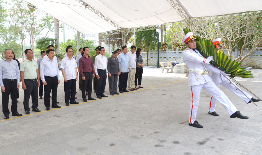 Nguyên Chủ tịch nước Trương Tấn Sang viếng Nghĩa trang liệt sỹ Quốc gia Vị Xuyên