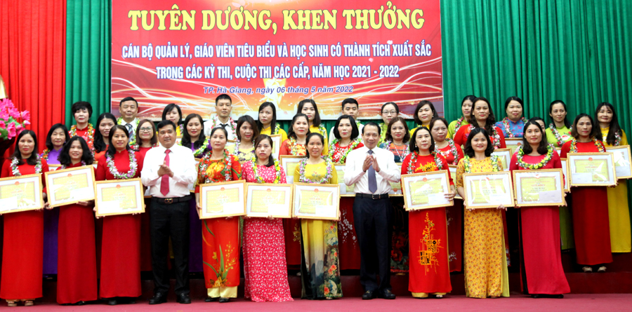 Thành phố Hà Giang tuyên dương cán bộ, giáo viên tiêu biểu và học sinh có thành tích xuất sắc