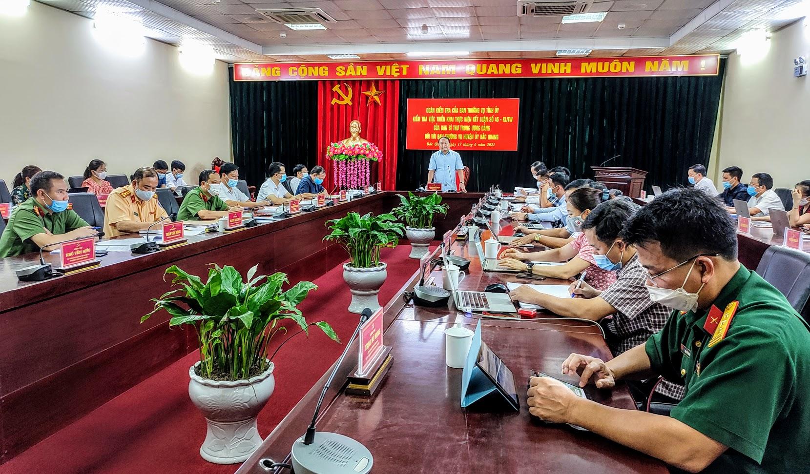 Giám đốc Công an tỉnh Phan Huy Ngọc kiểm tra thực hiện đảm bảo TTATGT tại Bắc Quang