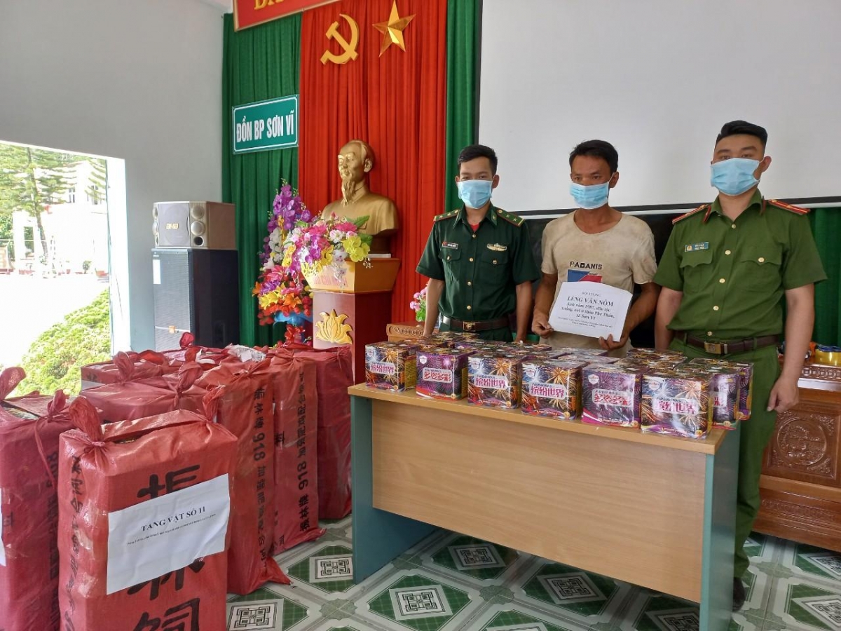 Bắt đối tượng vận chuyển 349 kg pháo trái phép
