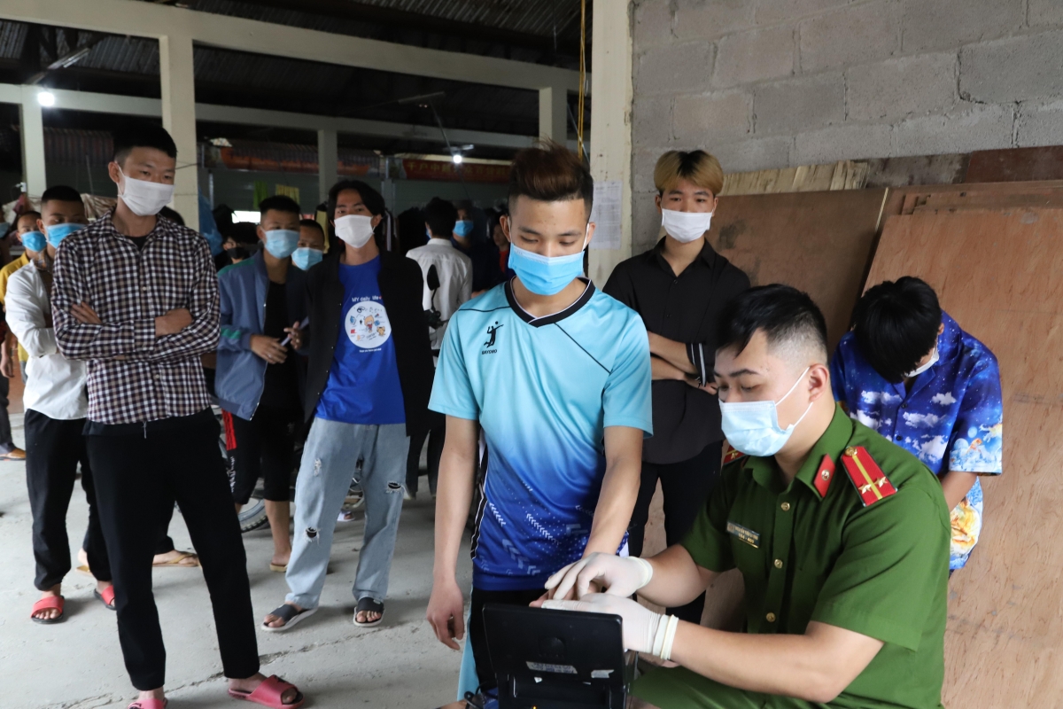 Mèo Vạc: Làm căn cước công dân cho lao động trở về từ Bắc Giang