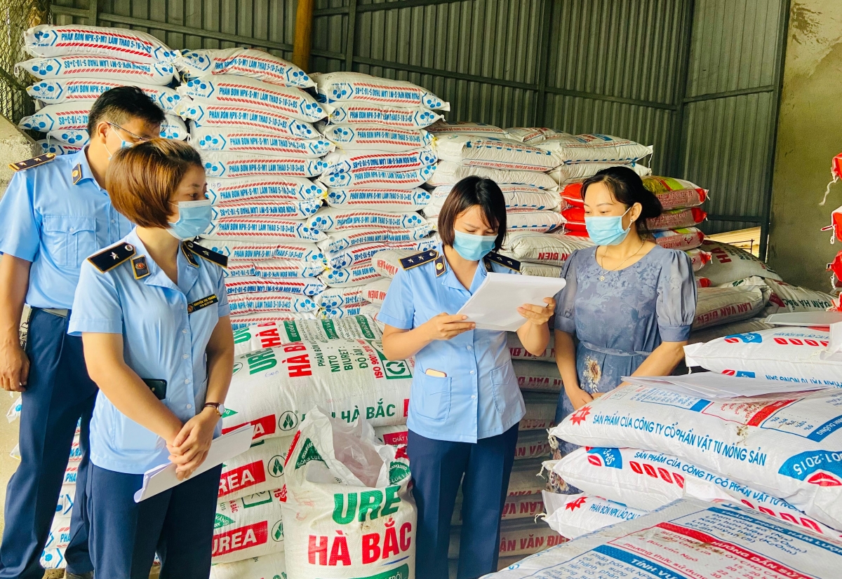 Ra quân bằng trang phục mới, Đội QLTT số 2 thực hiện nhiệm vụ kiểm tra kiểm soát thị trường