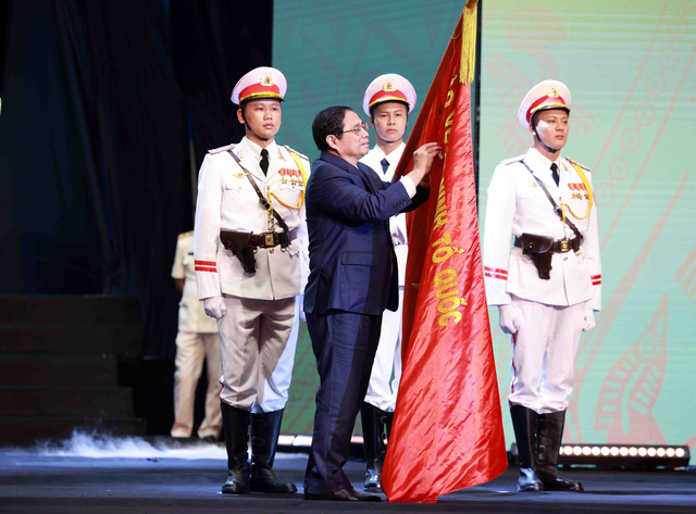 Thủ tướng trao tặng Huân chương Hồ Chí Minh cho lực lượng Cảnh sát nhân dân