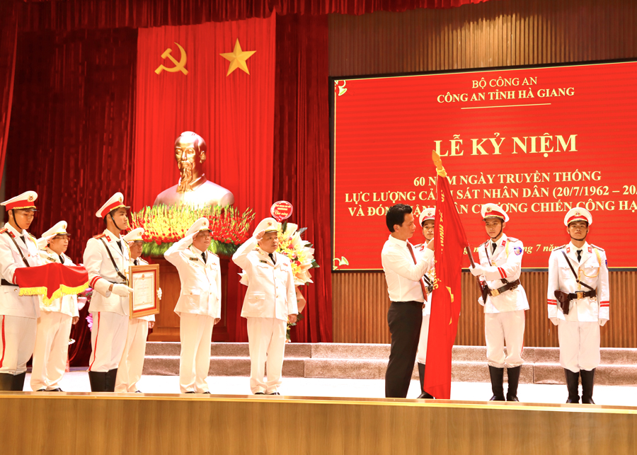 Kỷ niệm 60 năm Ngày truyền thống lực lượng Cảnh sát Nhân dân và đón nhận Huân chương Chiến công hạng Ba