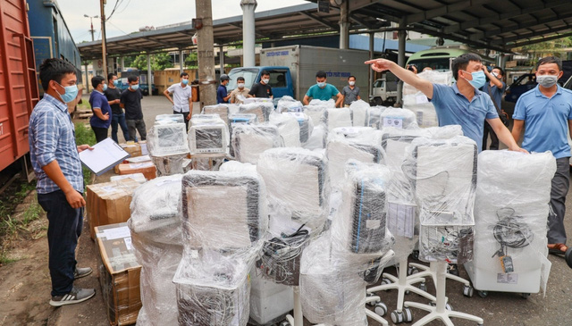 Hàng trăm trang thiết bị y tế lên đường vào TP Hồ Chí Minh