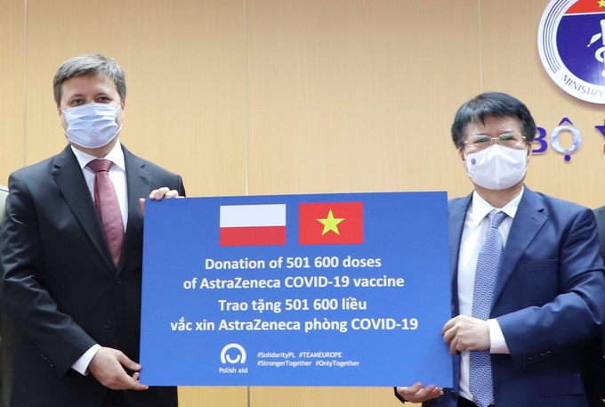 Tiếp nhận hơn 500.000 liều vaccine Covid-19 từ Ba Lan
