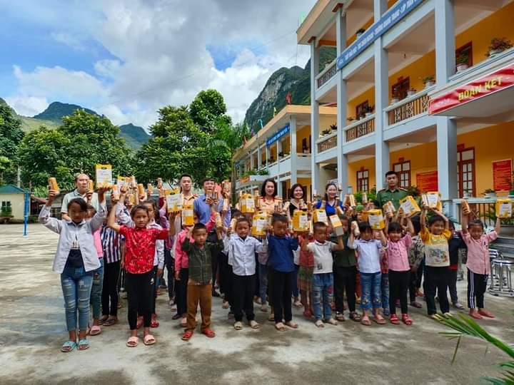 Công an tỉnh Hà Giang tặng quà cho học sinh xã Pả Vi huyện Mèo Vạc
