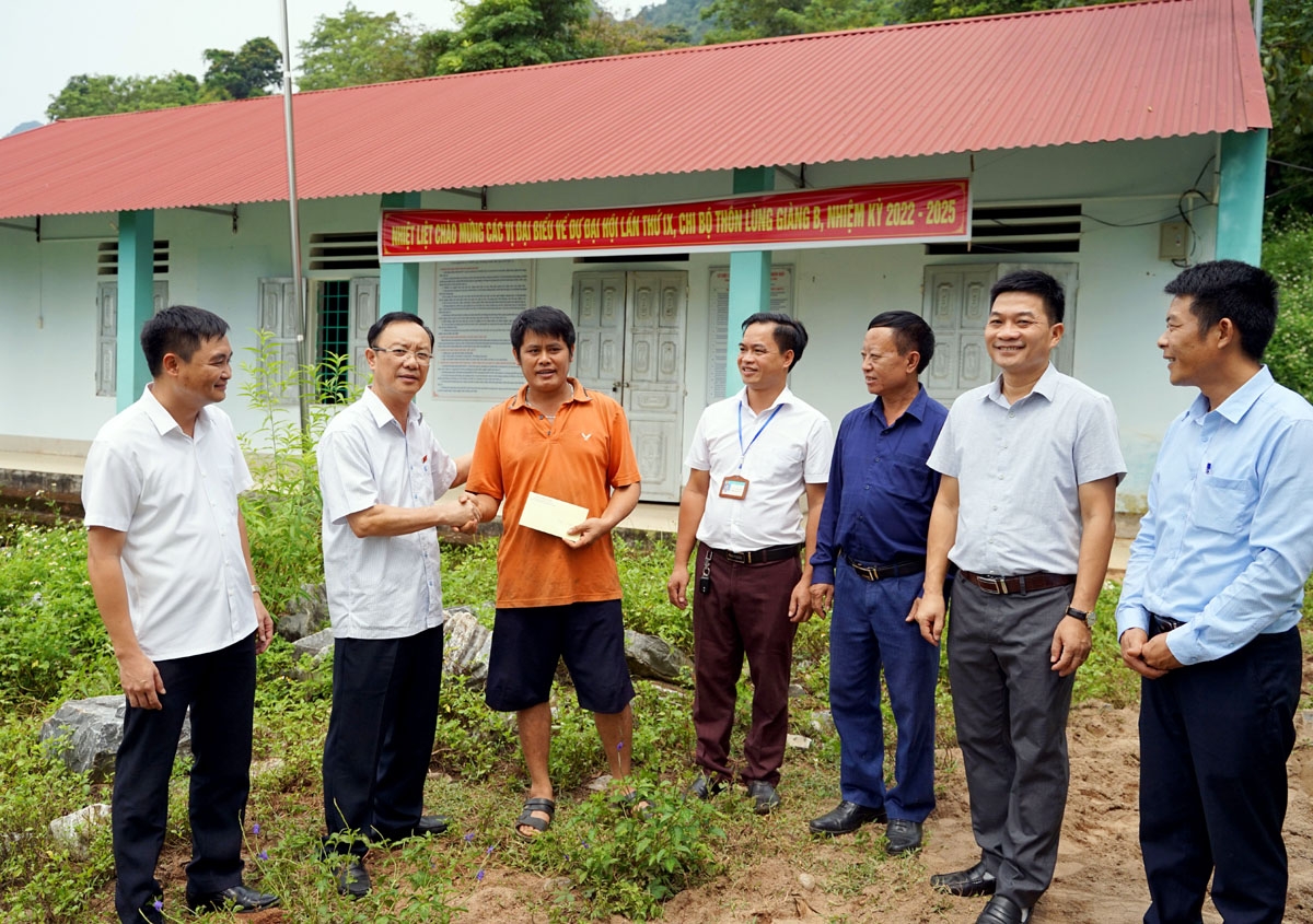 Phó Bí thư TT Tỉnh ủy, Chủ tịch HĐND tỉnh Thào Hồng Sơn tiếp xúc cử tri xã Phong Quang, huyện Vị Xuyên