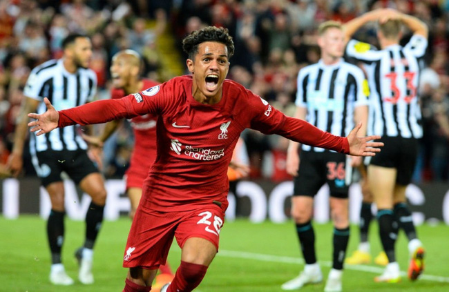 Liverpool ngược dòng thắng Newcastle ở những phút bù giờ