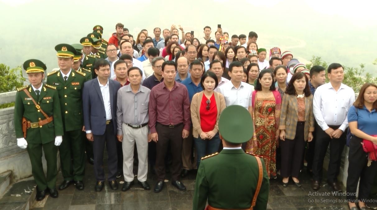 Lớp bồi dưỡng kiến thức QP-AN đối tượng 1, khóa 87 thực hiện nghi thức chào cờ tại Cột cờ Quốc gia Lũng Cú