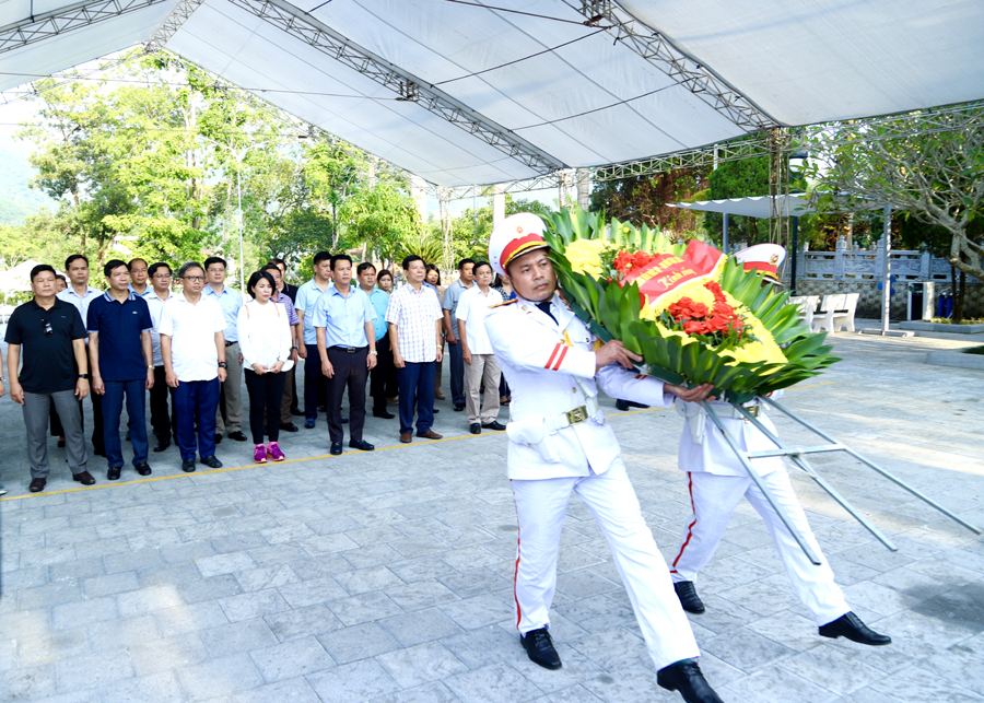 Lớp bồi dưỡng kiến thức QPAN đối tượng 1 khóa 87, năm 2022 viếng Nghĩa trang liệt sỹ Vị Xuyên