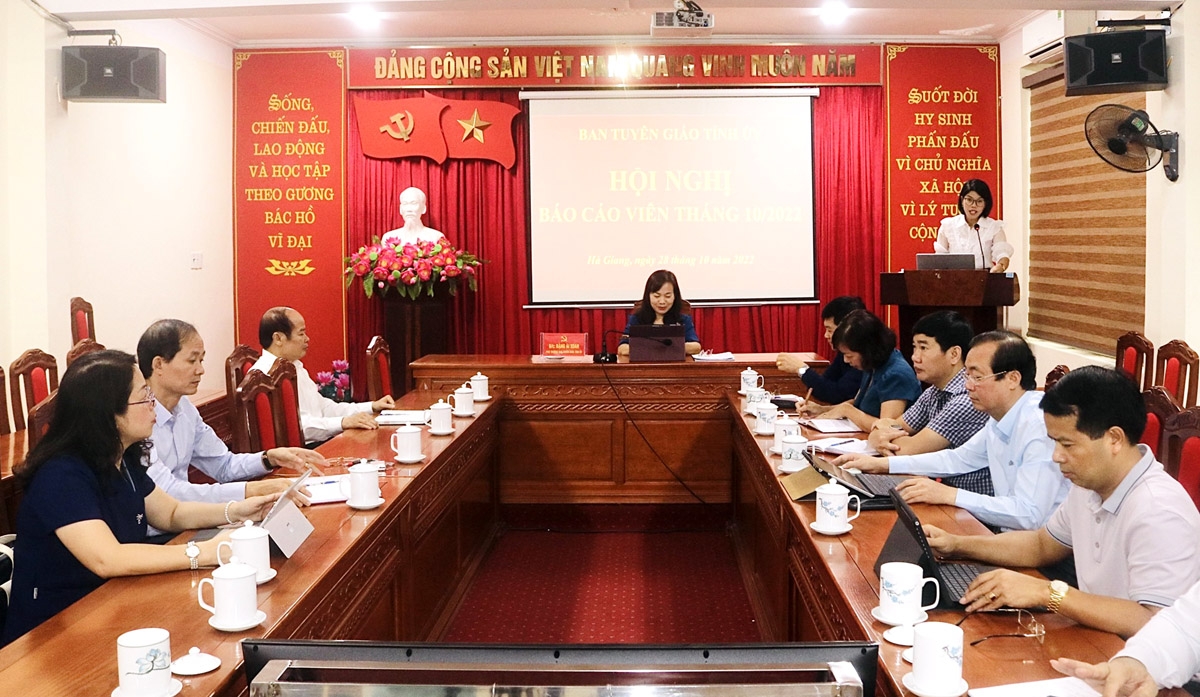 Hội nghị báo cáo viên tháng 10