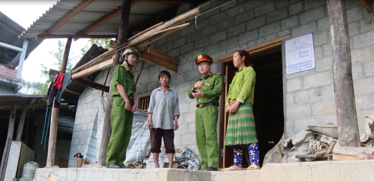 Ngôi nhà từ những bông hoa ở huyện Mèo Vạc