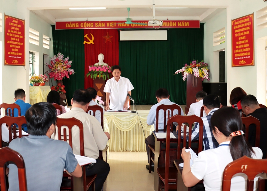 Chủ tịch Ủy ban MTTQ tỉnh Vàng Seo Cón làm việc với Đảng ủy xã Kim Linh( Vị Xuyên)