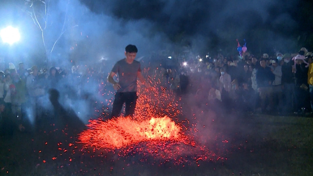 (TTV) Lễ hội nhảy lửa của người Dao đỏ xã Trung Hà