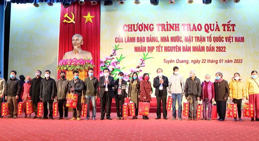 (TTV)  Chương trình trao quà Tết của lãnh đạo Đảng, Nhà nước, Mặt trận Tổ quốc Việt Nam nhân dịp Tết Nguyên đán Nhâm Dần