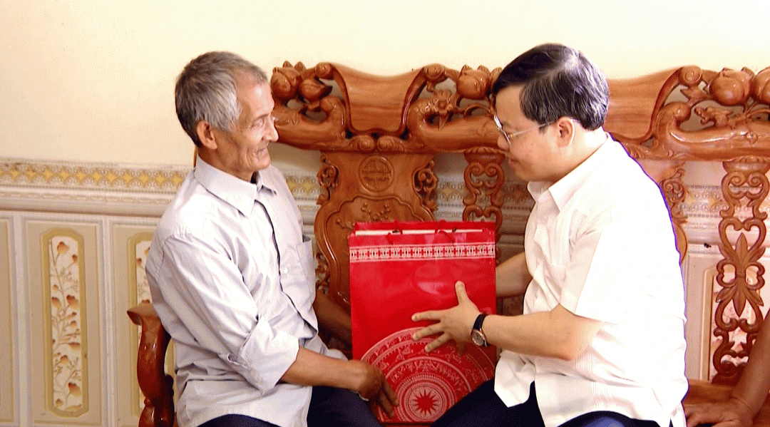 (TTV) Đồng chí Chủ tịch UBND tỉnh thăm, tặng quà gia đình chính sách